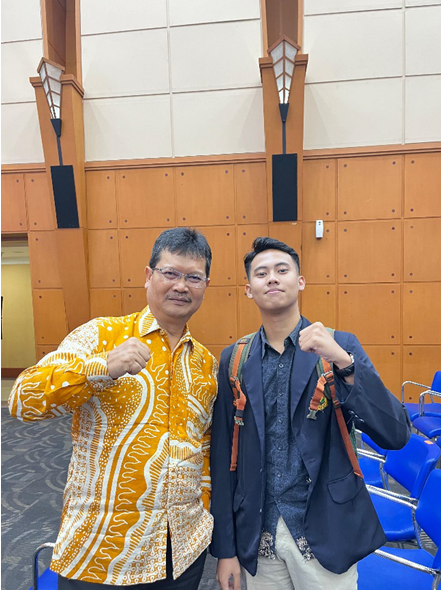 Gambar 1 Christopher Bersama Bapak Gugup (Ketua Pelaksana Pusat Kampus Merdeka)